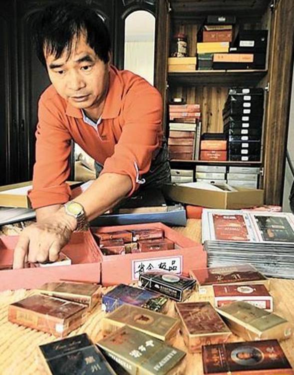 不抽烟的他28年收藏世界各地近3000个烟盒（图）