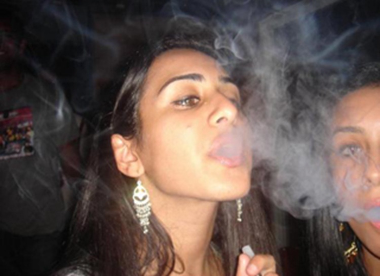 调查称印度年轻人认为吸烟是时尚趋势